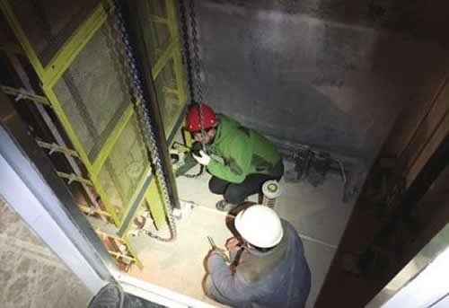 電梯轎底作業
