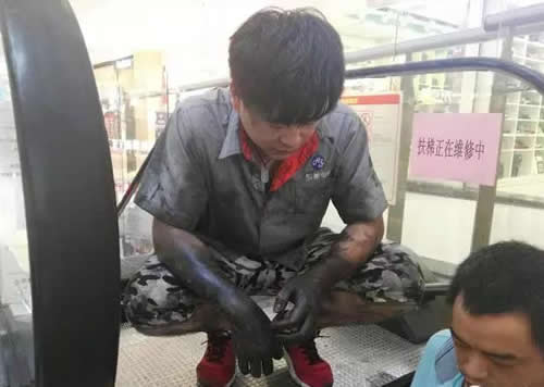 雙手滿是油污