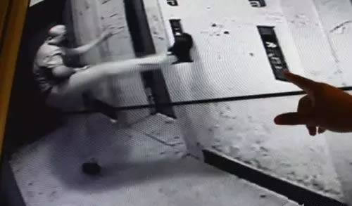 電梯盲目自救
